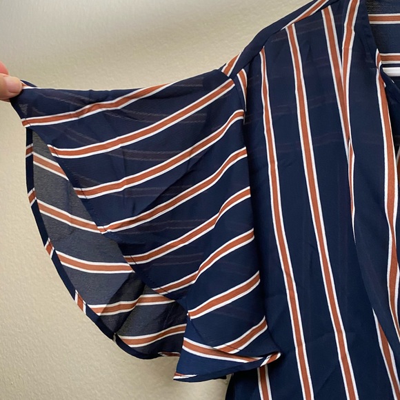 ⚠️1 LEFT‼️ SHORT BELL SLEEVE KNOT BACK BUTTON TOP - Picture 7 of 8